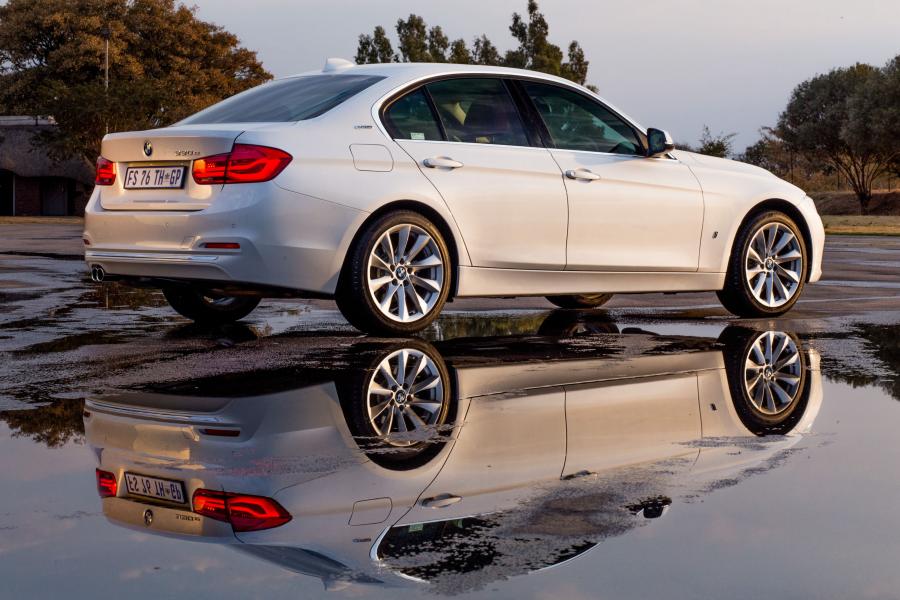  BMW 330e iPerformance (F30) 2017 года  (ZA) (фото 2 из 33)